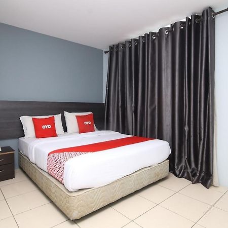 Oyo 90136 Jumbo Inn Kuching Exterior foto