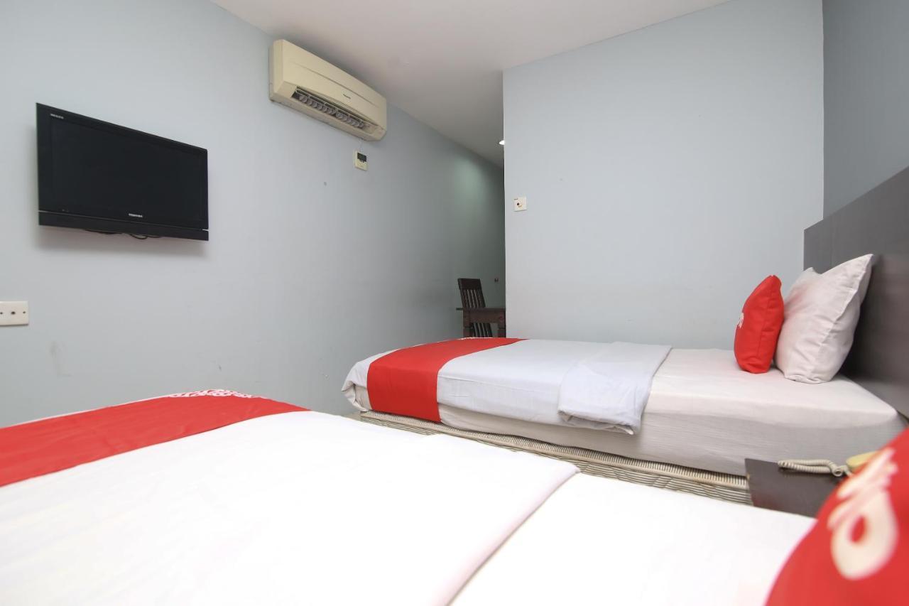 Oyo 90136 Jumbo Inn Kuching Exterior foto
