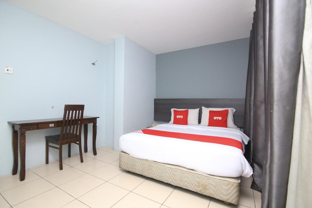 Oyo 90136 Jumbo Inn Kuching Exterior foto