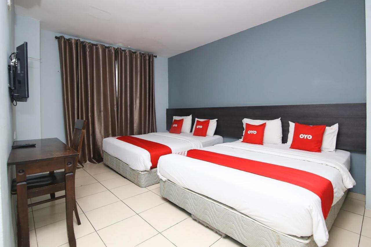 Oyo 90136 Jumbo Inn Kuching Exterior foto