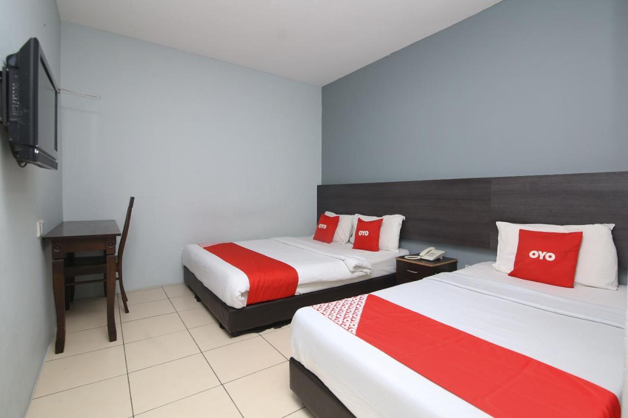 Oyo 90136 Jumbo Inn Kuching Exterior foto