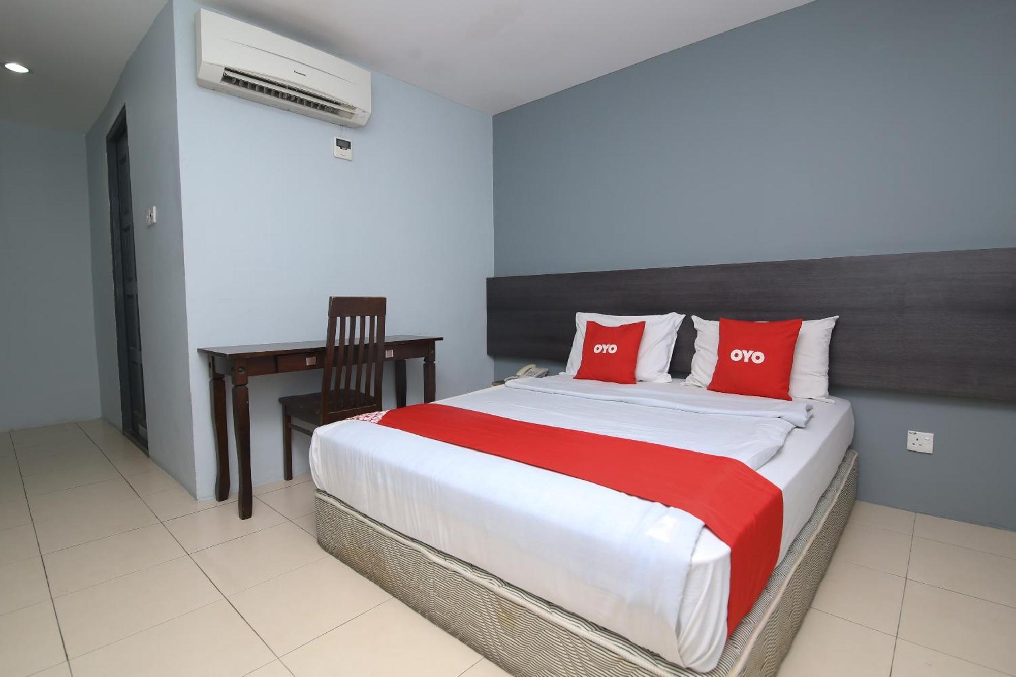 Oyo 90136 Jumbo Inn Kuching Exterior foto