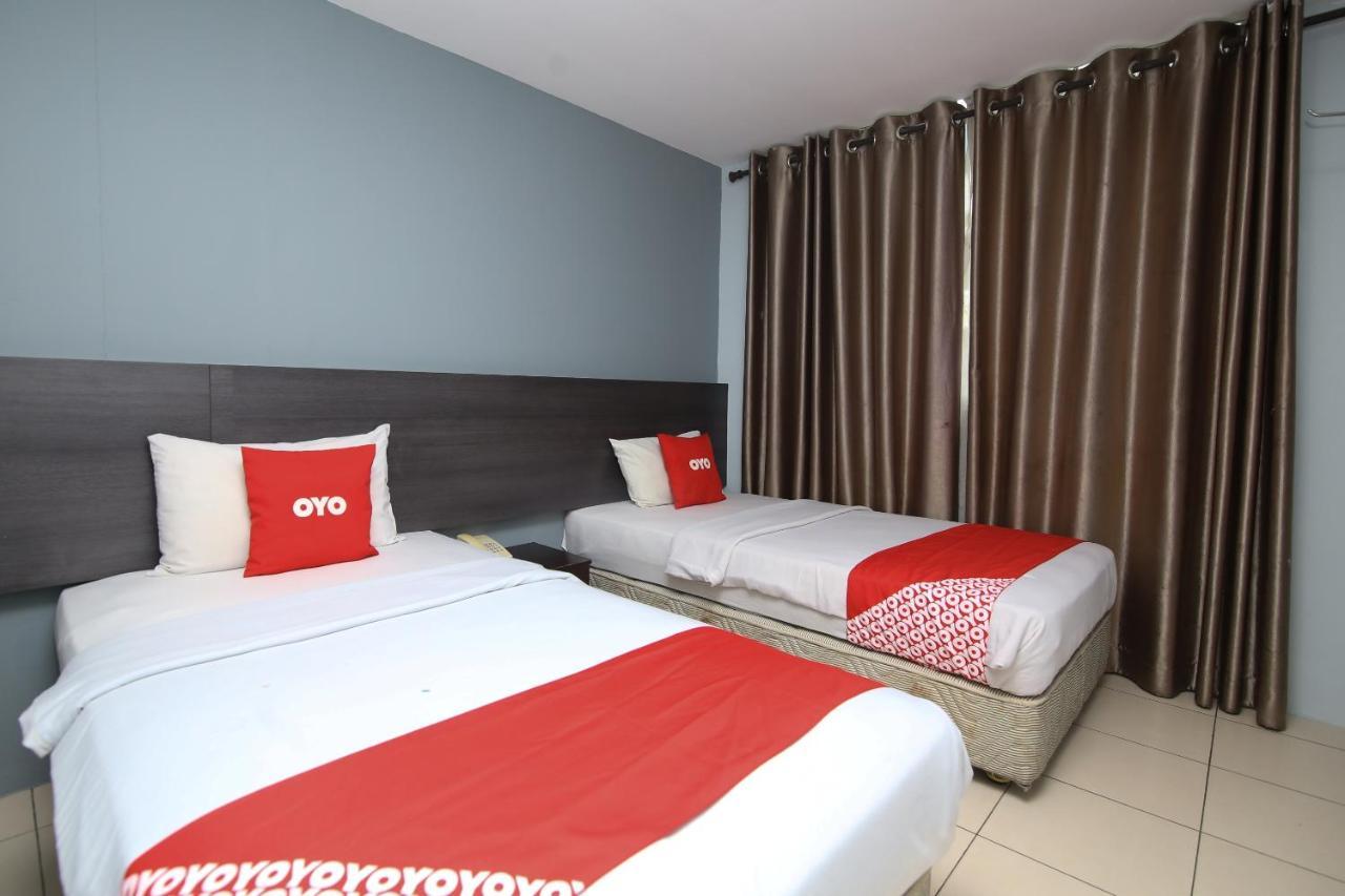 Oyo 90136 Jumbo Inn Kuching Exterior foto