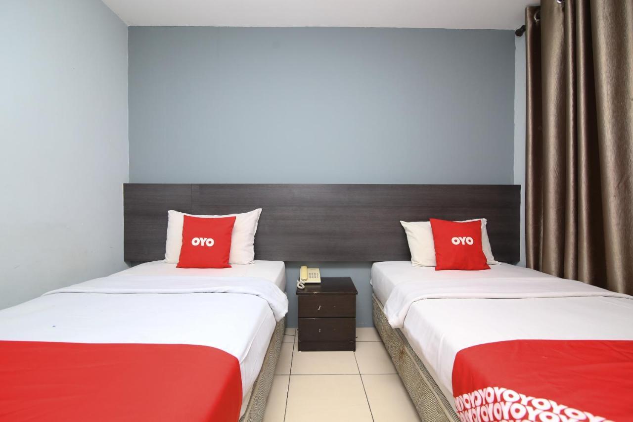 Oyo 90136 Jumbo Inn Kuching Exterior foto