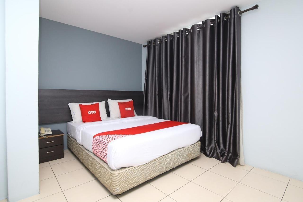 Oyo 90136 Jumbo Inn Kuching Exterior foto
