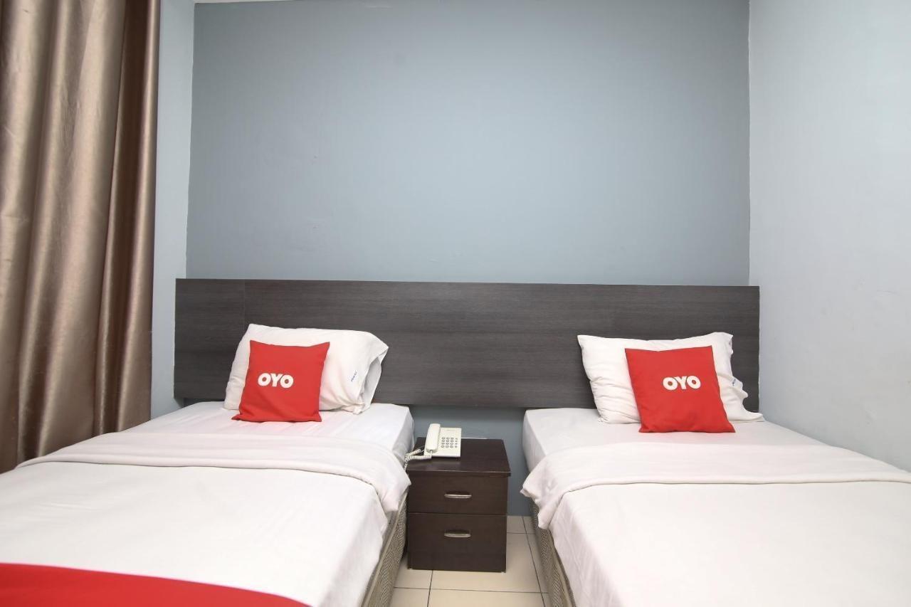 Oyo 90136 Jumbo Inn Kuching Exterior foto
